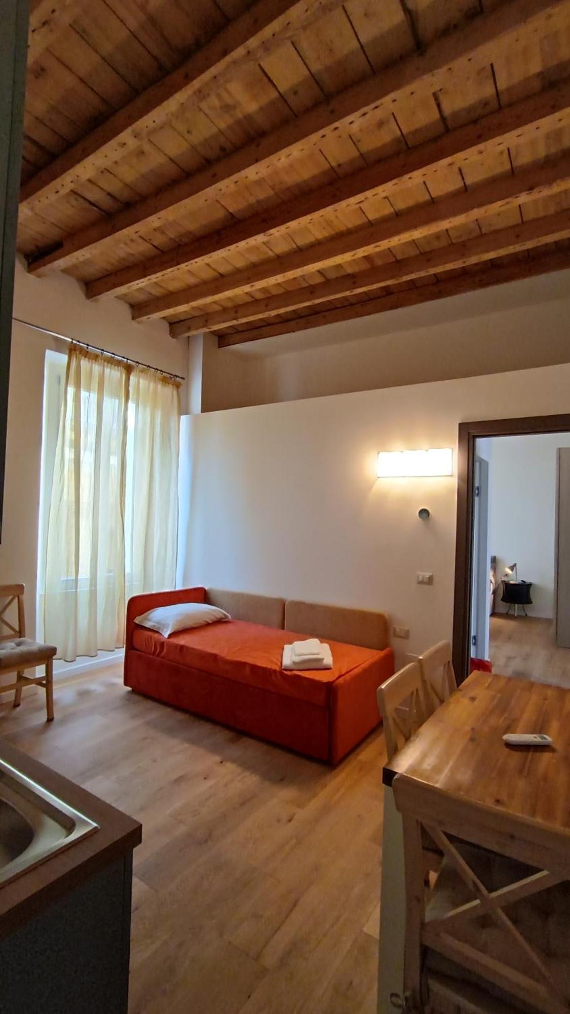 A Pochi Passi Dal Lago Vista Vicolo 莱科 外观 照片